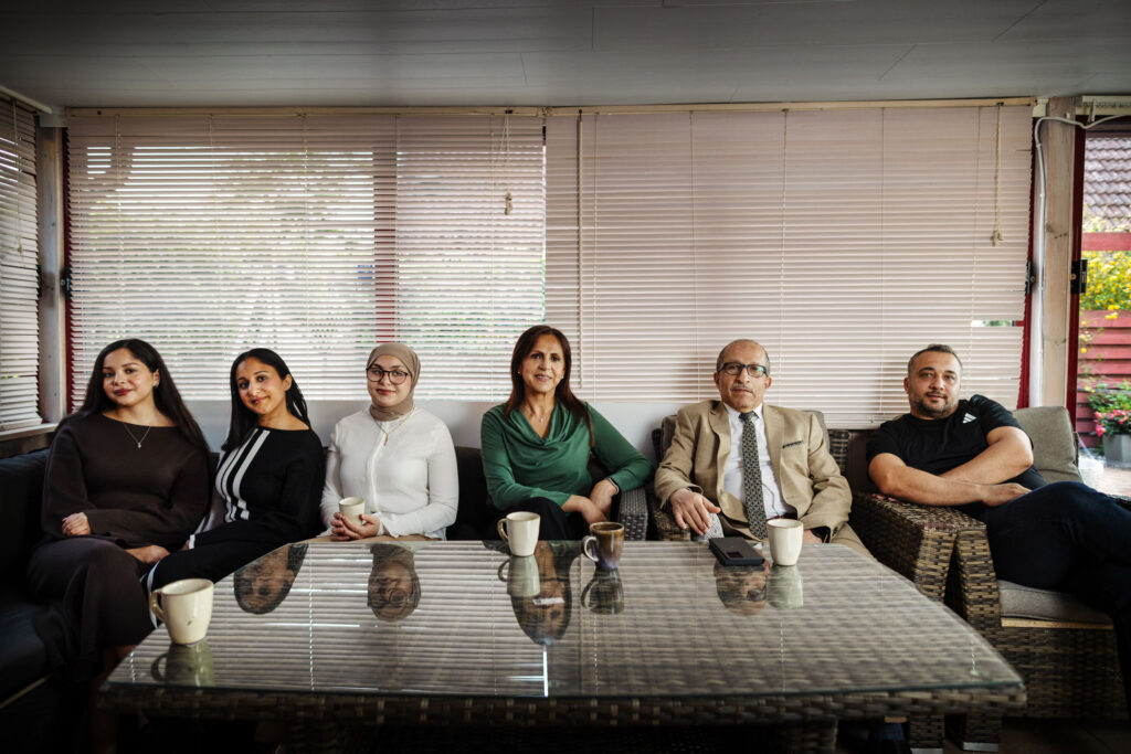 Bild på lärarfamiljen Abbas, från vänster: Rim, Mona, Nadja, mamma Amira, pappa Farouk och svågern Hisham. 